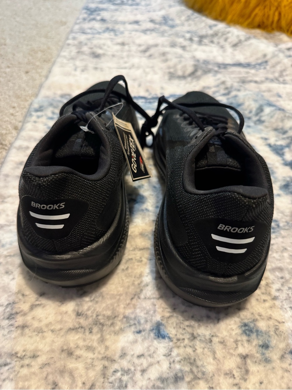 Brooks Men's All-Black Gore-Tex Running Shoes - Picture 2 of 7
